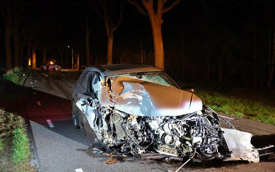 Automobilist onder invloed gewond bij botsing tegen boom. Automobilist onder invloed gewond bij botsing tegen boom.