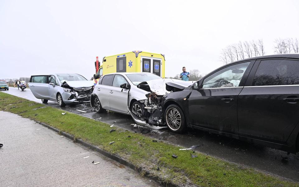 Wijmersweg tussen Loppersum en Garrelsweer afgesloten na fors ongeval .