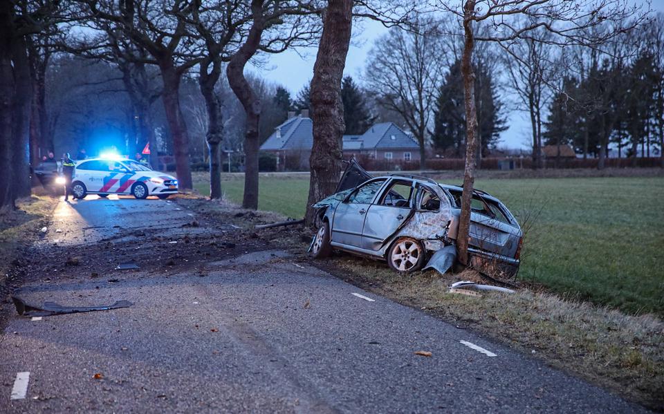 Automobilist botst tegen boom na ongeval.