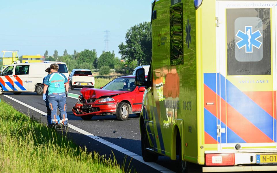 Politie pakt man uit Emmen op na vondst honderden lachgasflesjes en ongeluk op N33 bij Appingedam.