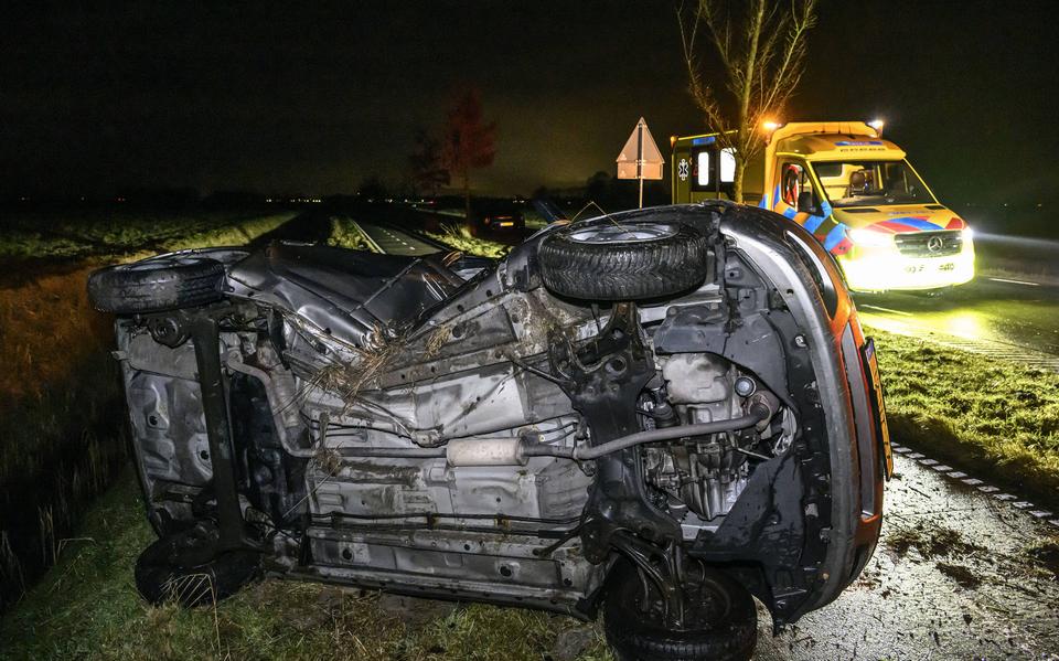 Auto op z’n kant na ongeluk op N996 tussen Stedum en Loppersum.