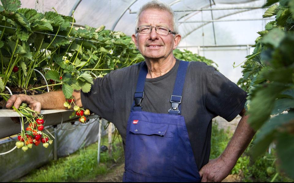 Na fietsongeluk waarbij hij bijna volledig verlamd raakte: boer Geert Krops naar ziekenhuis in Emmen gebracht.