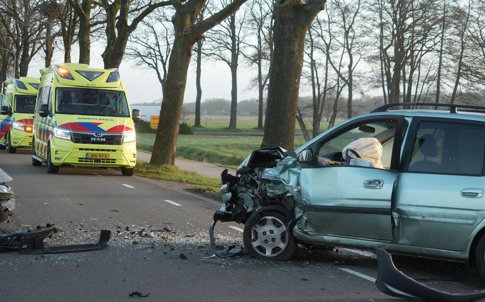 Verkeershinder op N375 richting Pesse na ongeluk en twee gewonden bij botsing in Hollandscheveld.