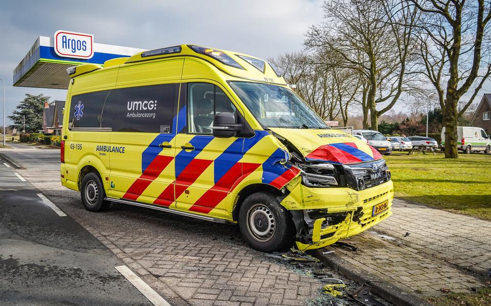 Ambulance betrokken bij ongeluk in Emmen en geen sneldienst tussen Holwert en Ameland. Ambulance betrokken bij ongeluk in Emmen en geen sneldienst tussen Holwert en Ameland.