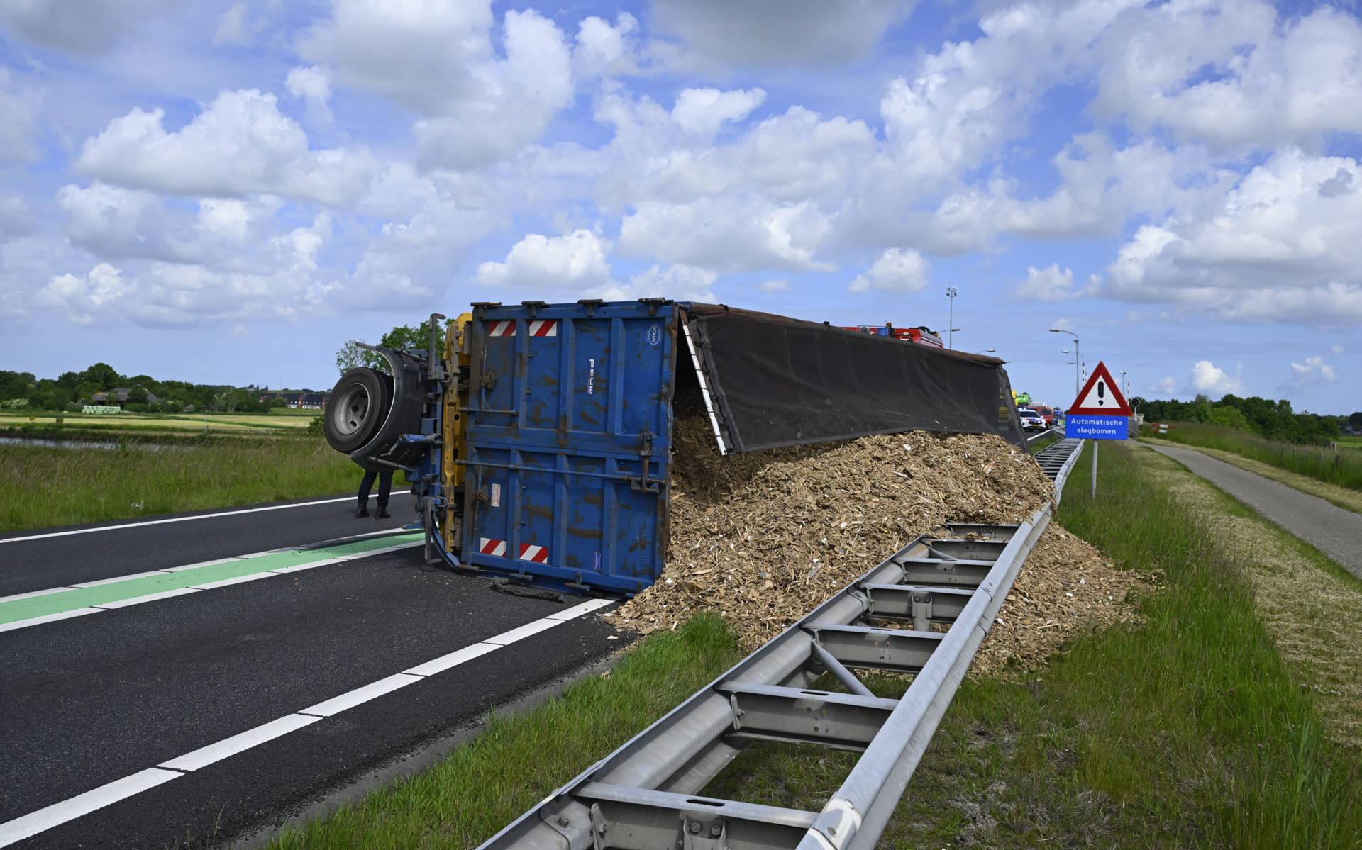 Vrachtwagen aanhanger met container gekanteld op N33 richting Eemshaven.