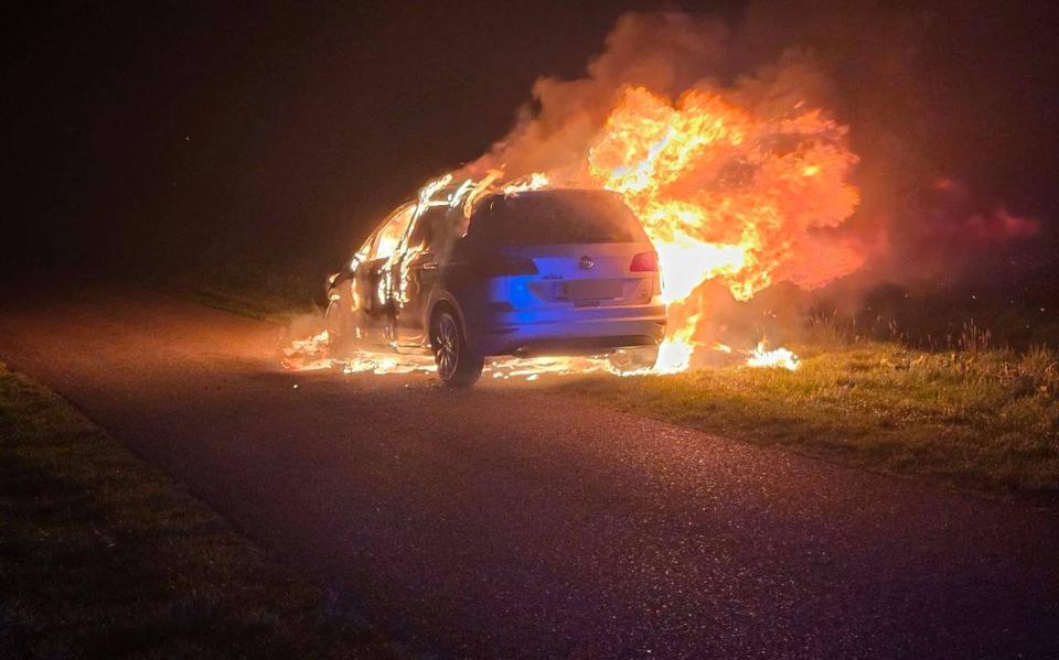 112-nieuws woensdag 22 april: Brand in vrachtwagen op A28 • Auto belandt na ongeluk in voortuin.