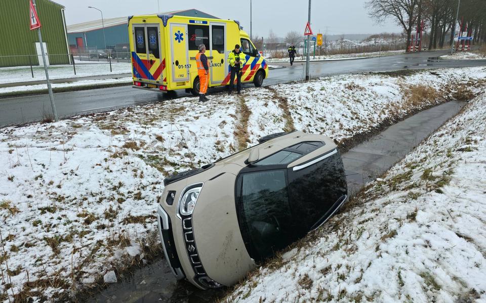 Fietser gewond bij aanrijding in Groningen en auto in sloot na botsing met busje in Stadskanaal. Fietser gewond bij aanrijding in Groningen en auto in sloot na botsing met busje in Stadskanaal.