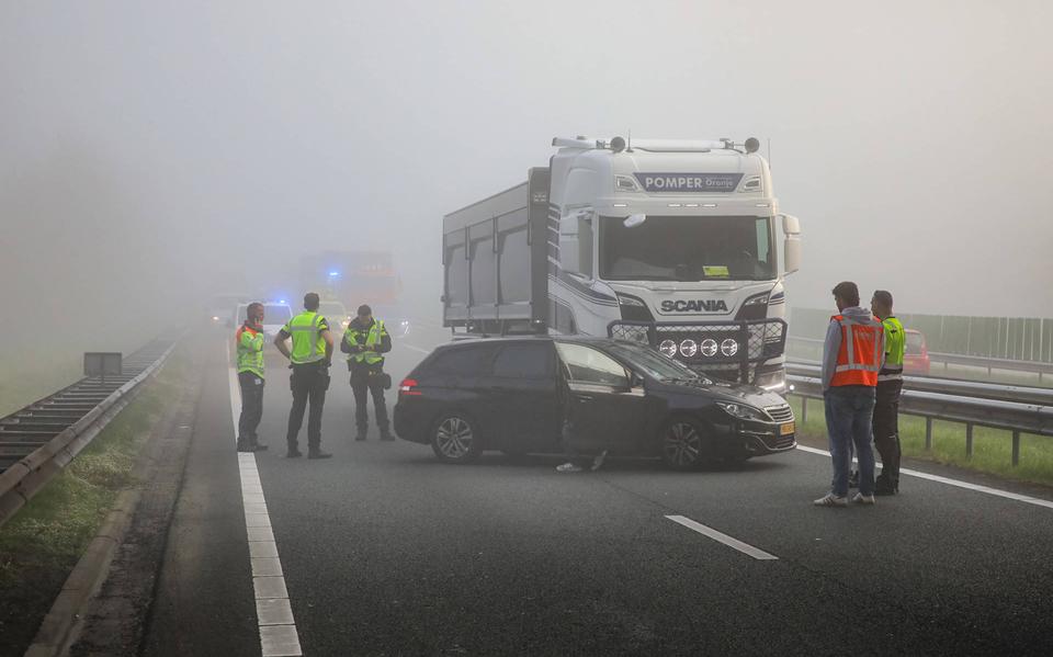 Twee ongevallen op N33 bij Meeden zorgen voor afsluiting en files en code geel om dichte mist in Groningen en Drenthe. Twee ongevallen op N33 bij Meeden zorgen voor afsluiting en files en code geel om dichte mist in Groningen en Drenthe.
