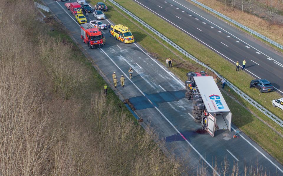 Vrachtwagen gekanteld op A32: snelweg richting Meppel volledig dicht.