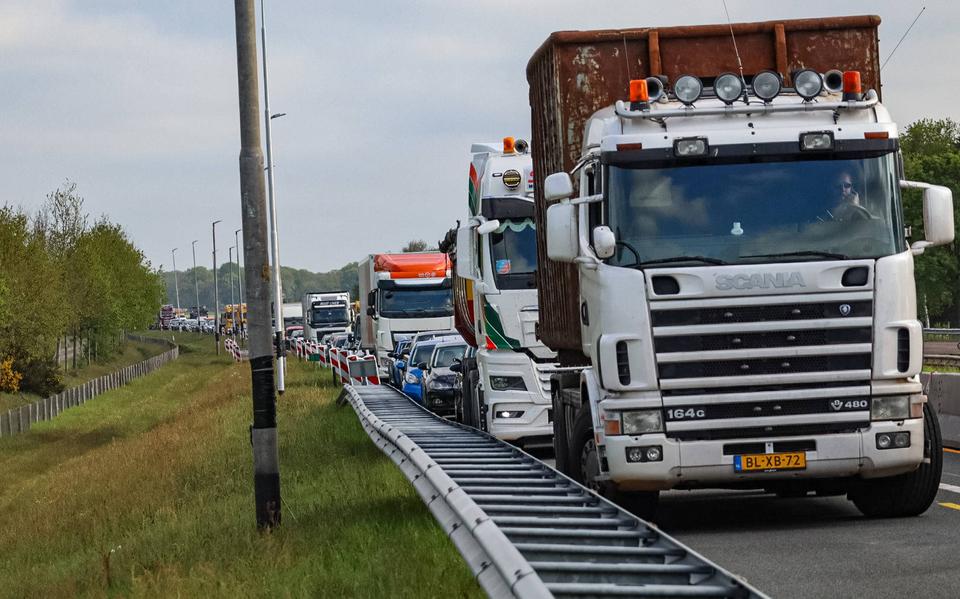 File A28 door ongeluk tussen Assen en Hoogeveen. Overvaller Kruidvat Emmen aangehouden. File A28 door ongeluk tussen Assen en Hoogeveen. Overvaller Kruidvat Emmen aangehouden.