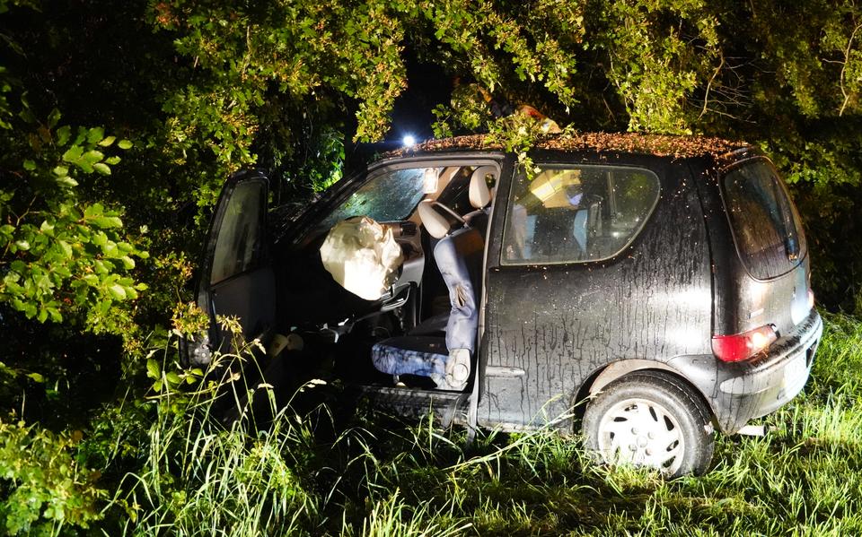 Ring Zuid in Groningen dicht na ongeluk en auto met jongeren botst tegen boom in Grolloo.