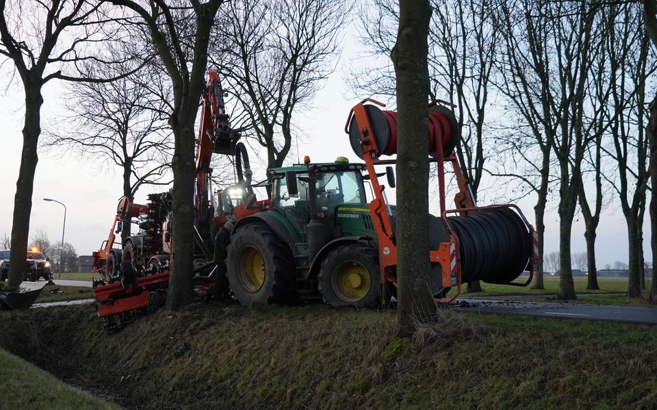 Scooterrijder gewond bij aanrijding in Nieuw‑Amsterdam en veel schade bij botsing trekkers in Ten Post.