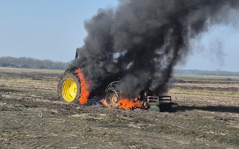Fietser gewond door botsing met scooter in Eelderwolde, trekker brandt uit in weiland bij Exloo.
