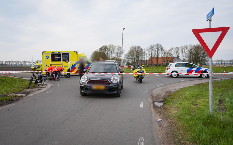 Fietser in Noordbroek gewond na aanrijding • Meerdere autos botsen in Glimmen. Fietser in Noordbroek gewond na aanrijding • Meerdere autos botsen in Glimmen.