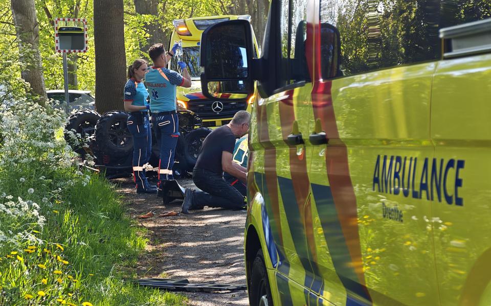 Frontale botsing tussen bestelbusje en quad in Kerkenveld, bestuurder zwaargewond.