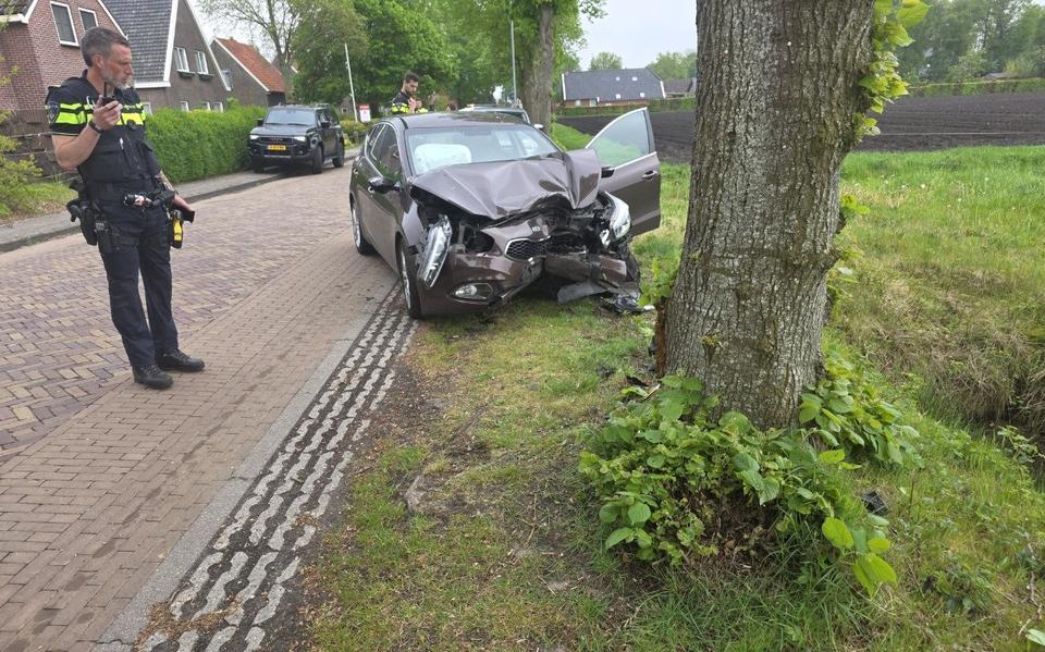 Automobilist gewond na botsing tegen boom op Putseweg. Automobilist gewond na botsing tegen boom op Putseweg.