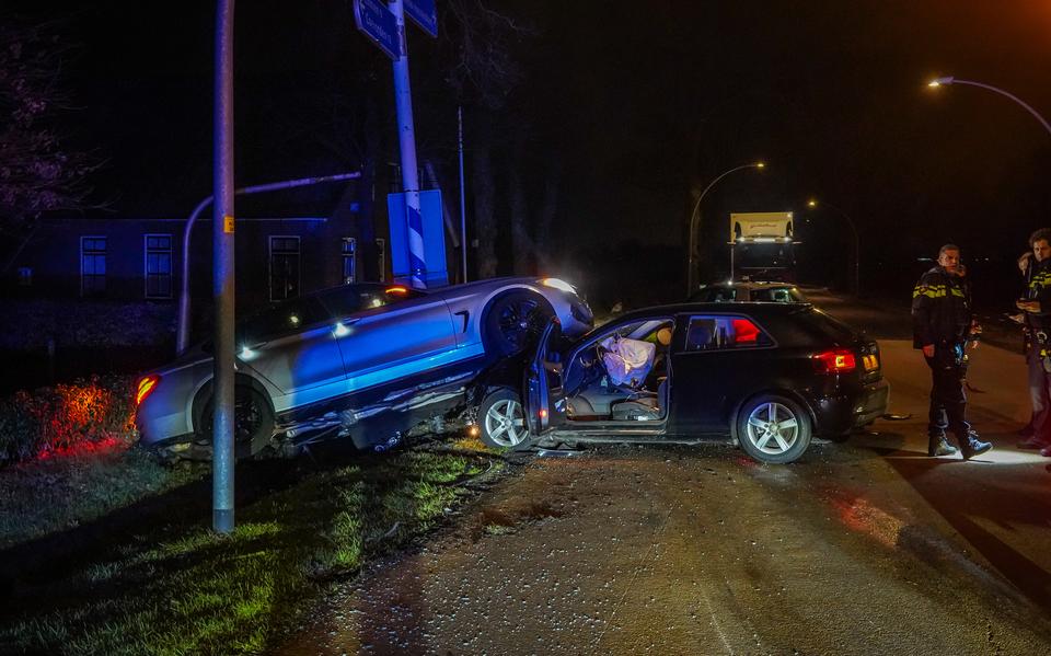 Vrachtwagen rijdt door vangrail op snelweg na aanrijding met andere auto, urenlange afsluiting. Vrachtwagen rijdt door vangrail op snelweg na aanrijding met andere auto, urenlange afsluiting.