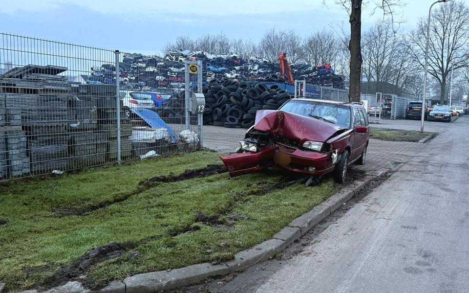 Motorrijder met spoed naar ziekenhuis na botsing tegen hek in Buinen.