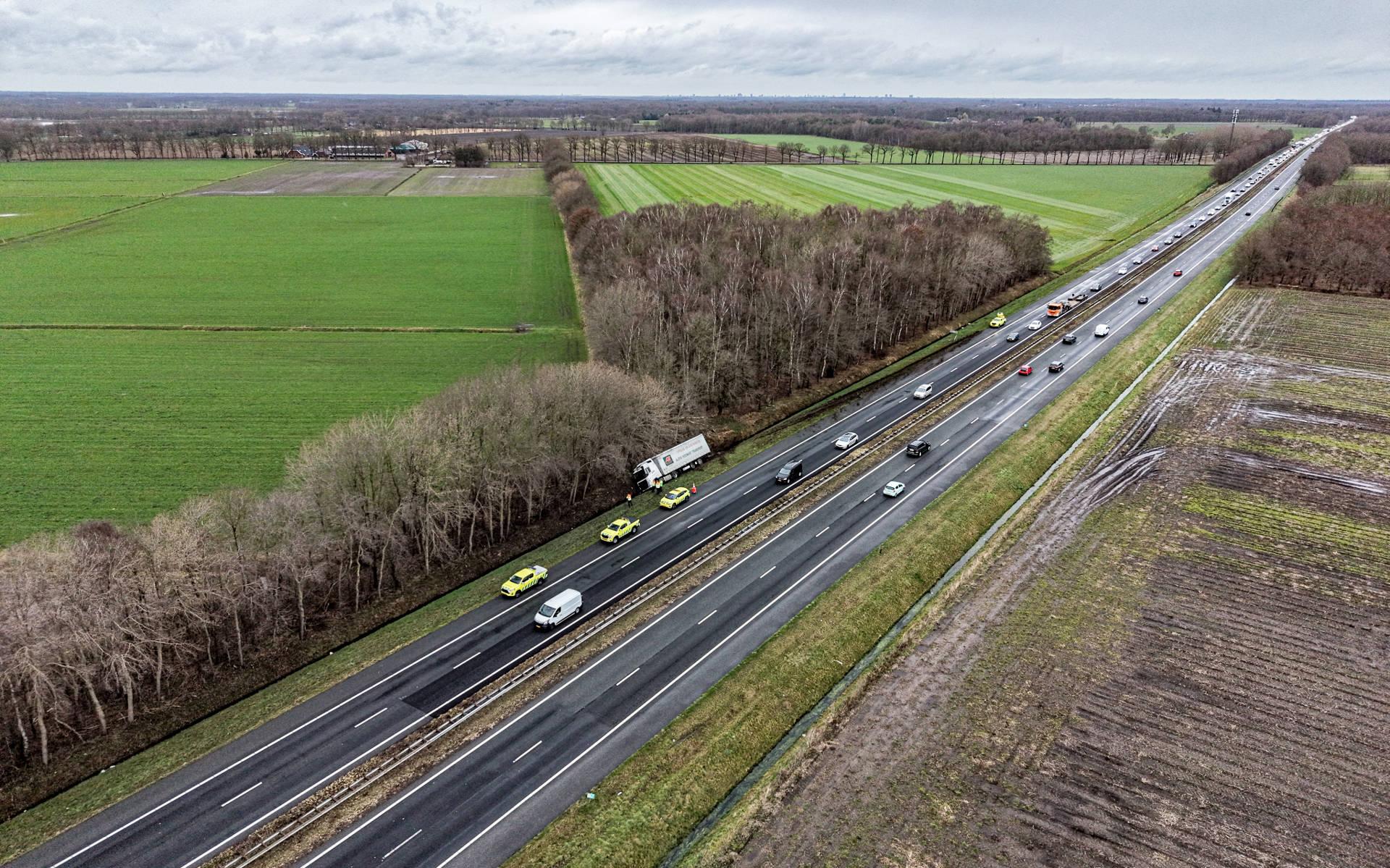 Ongeluk tussen vrachtwagen en auto op A28: lange file bij Zwolle.