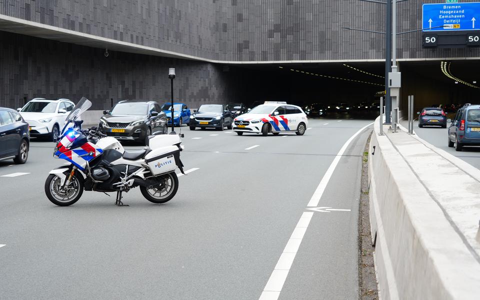 Ongeval met meerdere voertuigen op N7 in Groningen zorgt voor lange files.