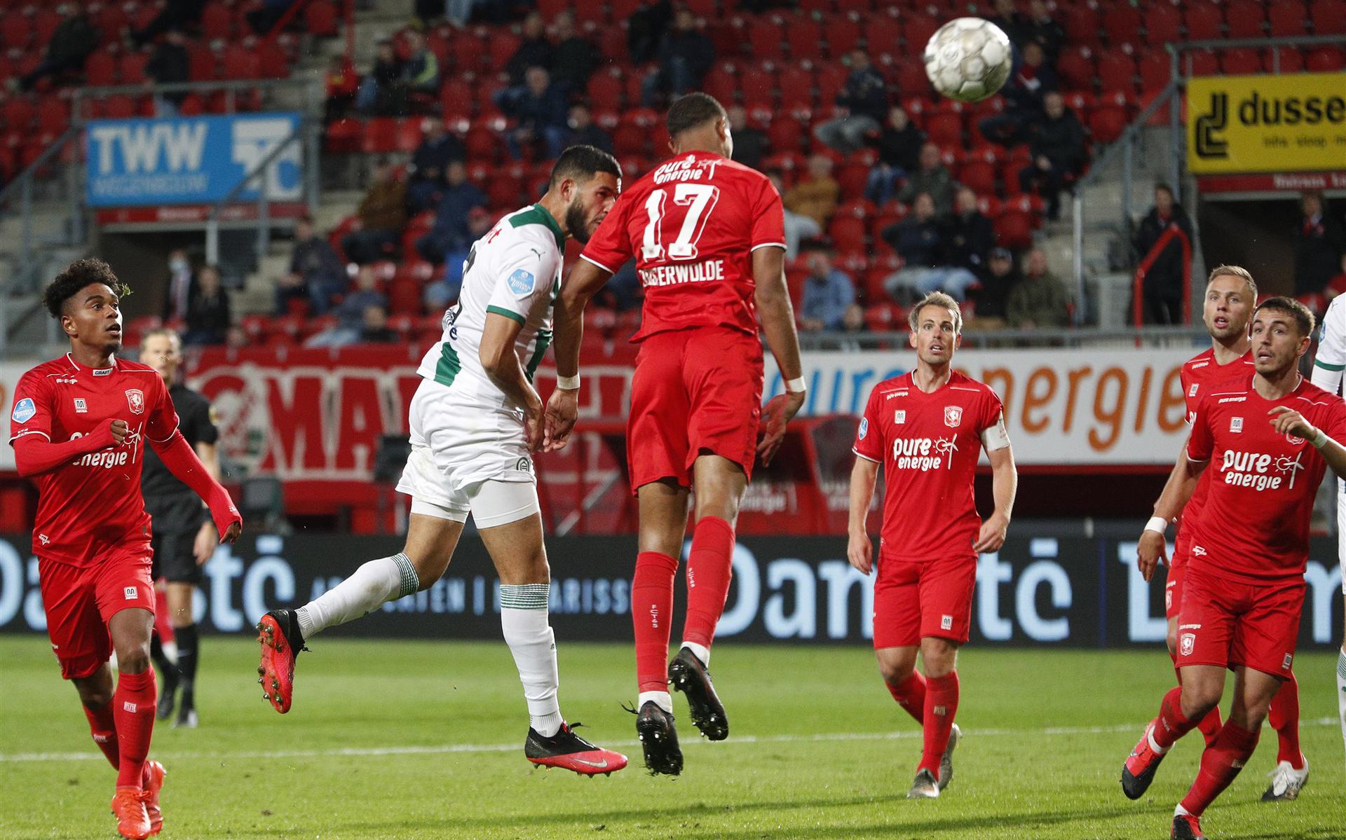 FC Groningen-speler Ahmed El Messaoudi scoort 2-1 tijdens de wedstrijd tussen FC Twente en FC Groningen. 