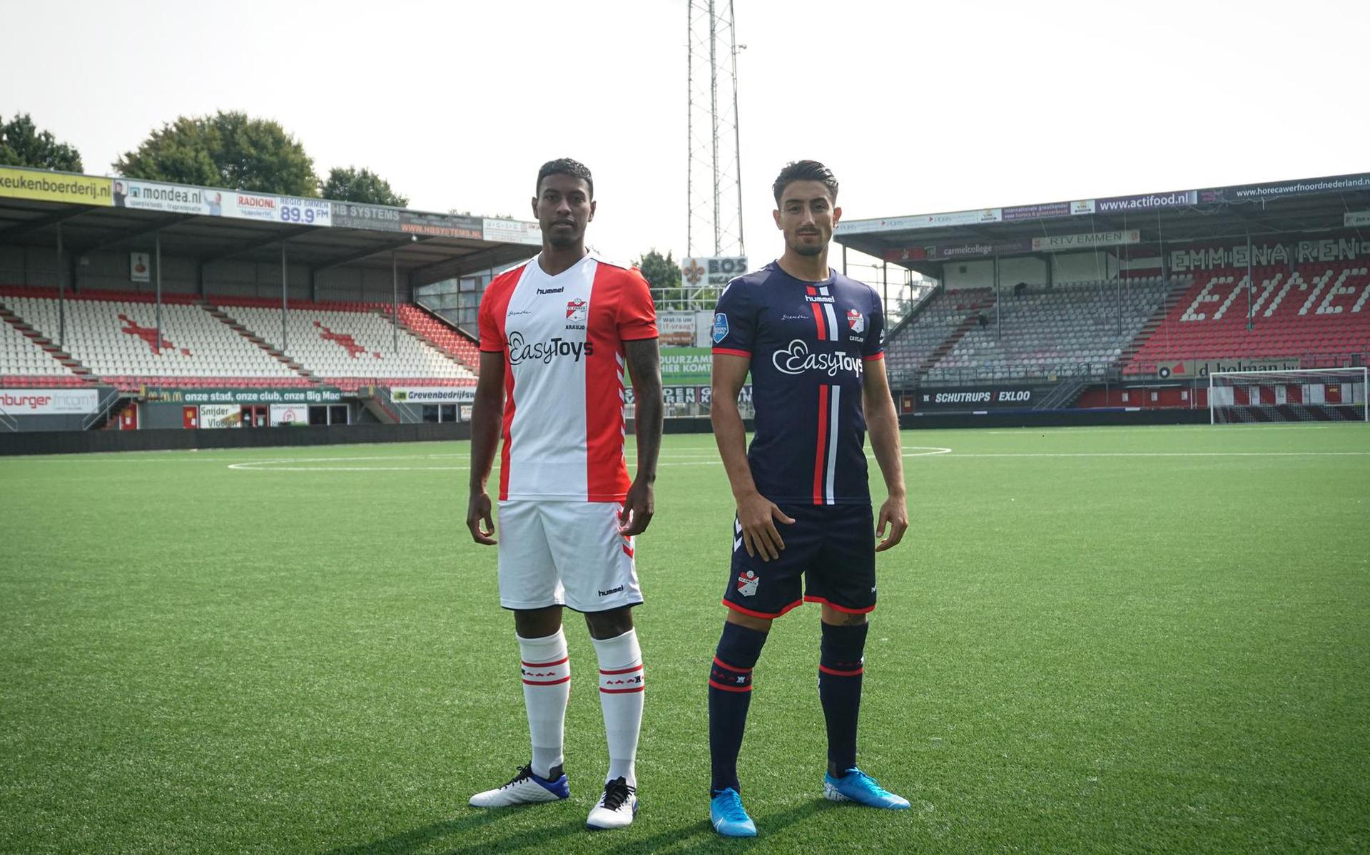 Miguel Araujo (links) en Cander Cavlan in de shirts waarmee FC Emmen dit seizoen had willen spelen.