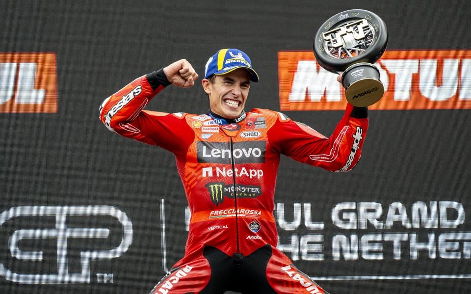 Winnaar Marc Marquez gaat uit zijn dak op het podium in Assen.