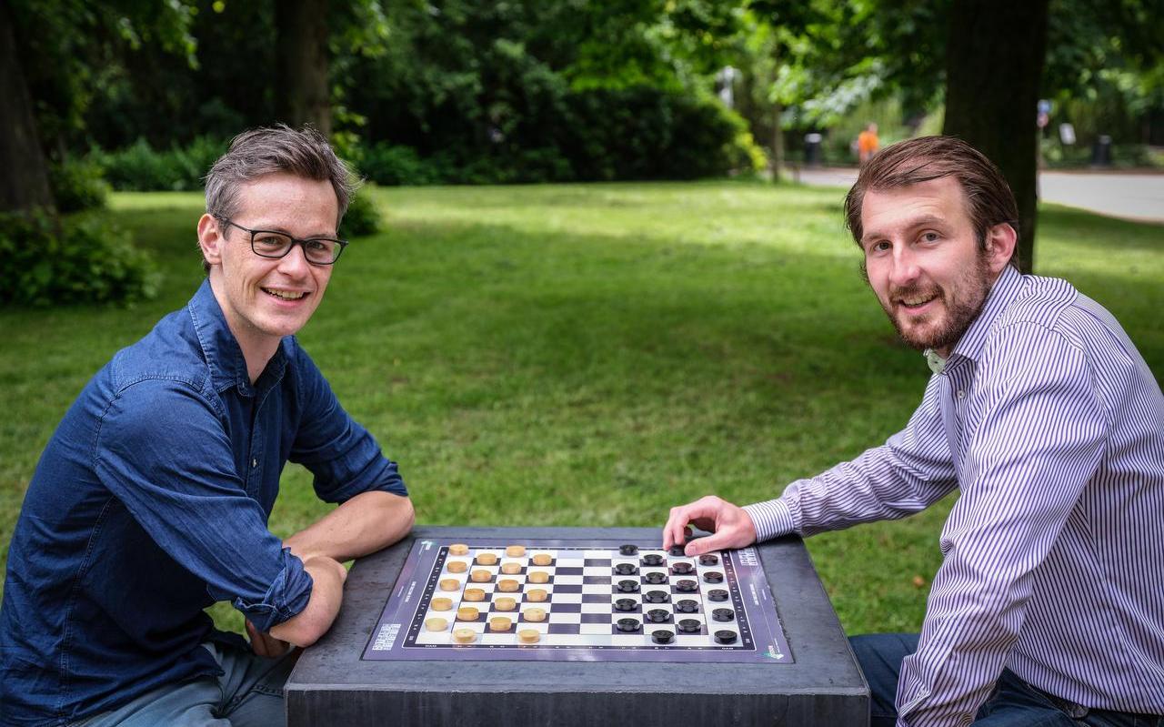 Aan de vooravond van het WK dammen in Tallinn spelen Roel Boomstra (links) en Wouter Sipma een luchtig oefenpotje in het Noorderplatsoen in Groningen. Aan de vooravond van het WK dammen in Tallinn spelen Roel Boomstra (links) en Wouter Sipma een luchtig oefenpotje in het Noorderplatsoen in Groningen.