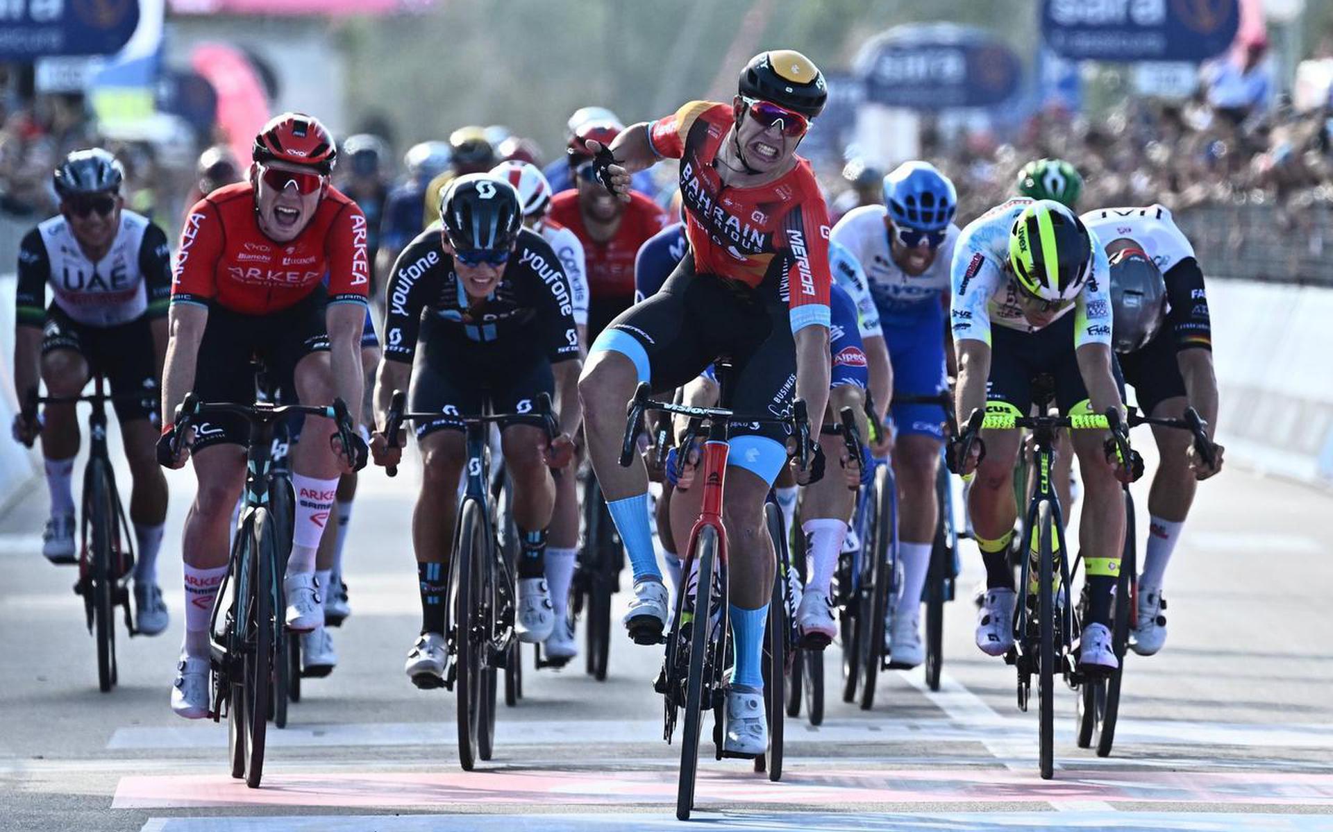 De Italiaan Jonathan Milan wint de tweede etappe van de Giro, de Nederlander David Dekker (links, in het rood) finisht als tweede.