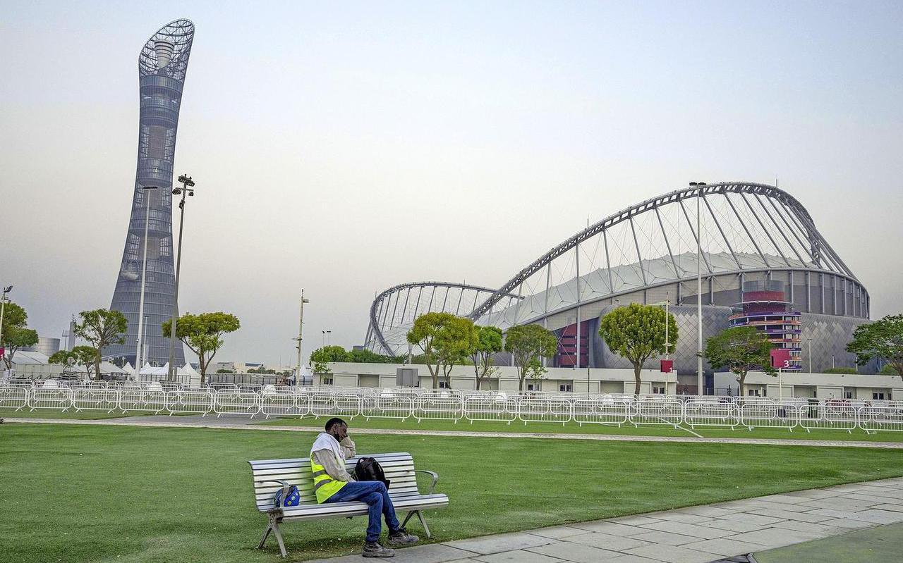 Kosten noch moeite worden gespaard om de grootste en meest futuristische stadions neer te zetten in Qatar, zoals dit Khalifa International Stadium in Doha.