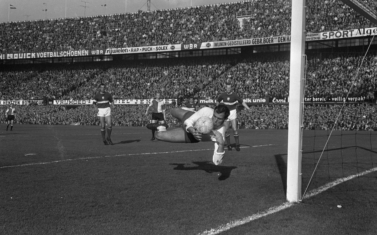 Tonny van Leeuwen als doelman van GVAV stijlvol in actie in een wedstrijd tegen Feyenoord. Tonny van Leeuwen als doelman van GVAV stijlvol in actie in een wedstrijd tegen Feyenoord.