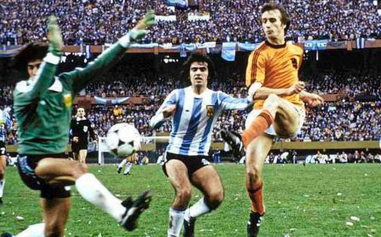 Rob Rensenbrink kan Oranje in 1978 nét niet aan de wereldtitel helpen. In blessuretijd tikt de aanvaller de bal bij een 1-1 stand tegen de paal.