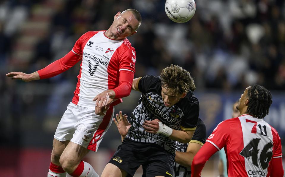 Freddy Quispel in april van het afgelopen seizoen in actie voor FC Emmen in de wedstrijd tegen Jong AZ. Hij kwam toen als invaller in het veld en scoorde de enige Emmer goal. Jong AZ won met 4-1.