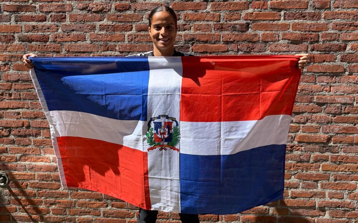 Josefien Slump met de vlag van de Dominicaanse Republiek.