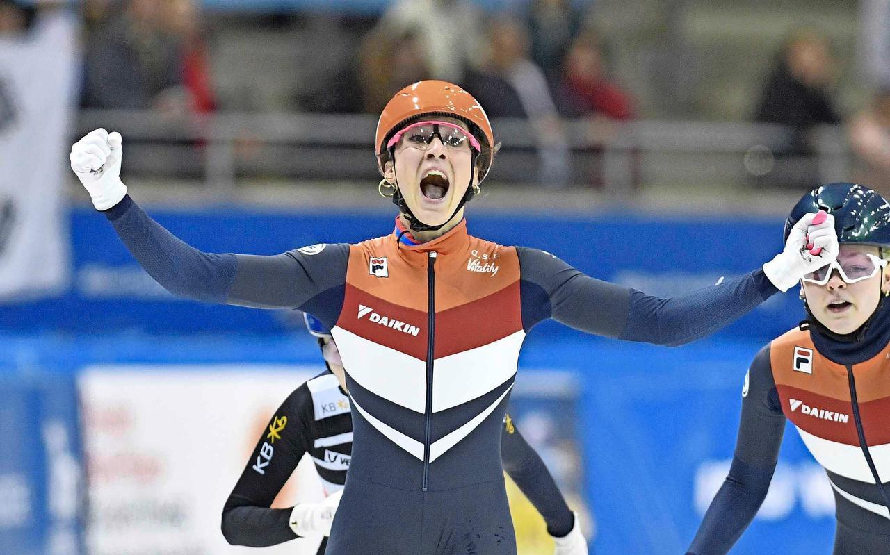 Suzanne Schulting juicht na haar zege op de 500 meter. Suzanne Schulting juicht na haar zege op de 500 meter.