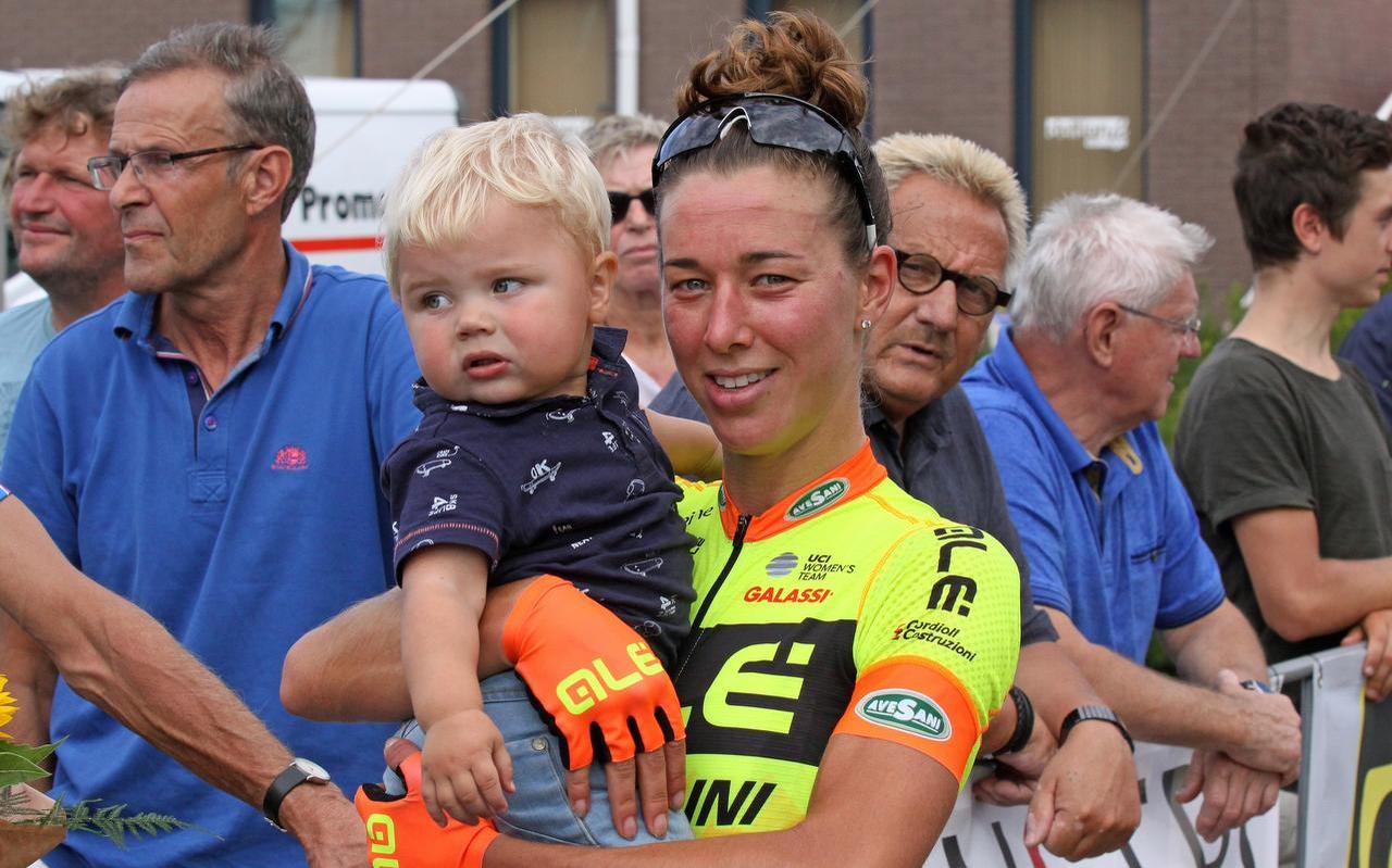 Tante Janneke Ensing met Milan, na afloop van het profcriterium in Steenwijk. Als ze maar even tijd heeft, zoekt ze het zoontje van zus Nelleke op. Tante Janneke Ensing met Milan, na afloop van het profcriterium in Steenwijk. Als ze maar even tijd heeft, zoekt ze het zoontje van zus Nelleke op.