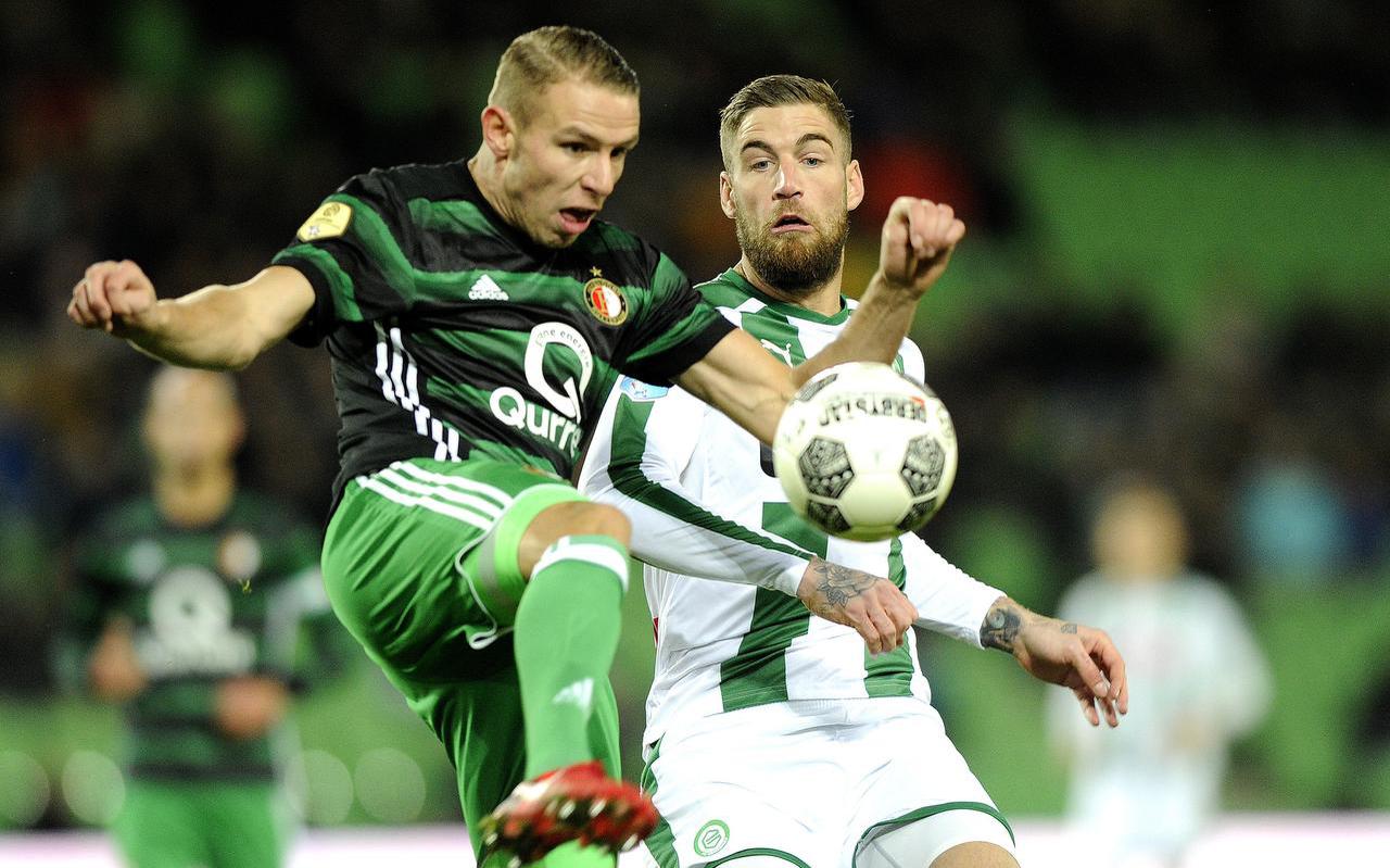 Lars Veldwijk probeert oorlog te maken tegen Feyenoord, hier in duel met Sven van Beek.
