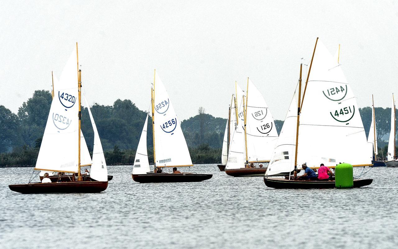 Impressie van de wedstrijden op het Schildmeer, met links Rogier Slopsema en Greet Smit, de uiteindelijke winnaars in de 16M2-klasse. Impressie van de wedstrijden op het Schildmeer, met links Rogier Slopsema en Greet Smit, de uiteindelijke winnaars in de 16M2-klasse.