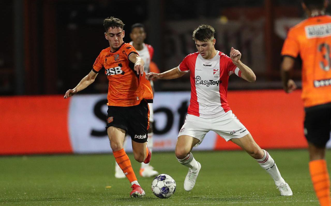 Samir Ben Sallam van FC Volendam in duel met Jari Vlak van FC Emmen.