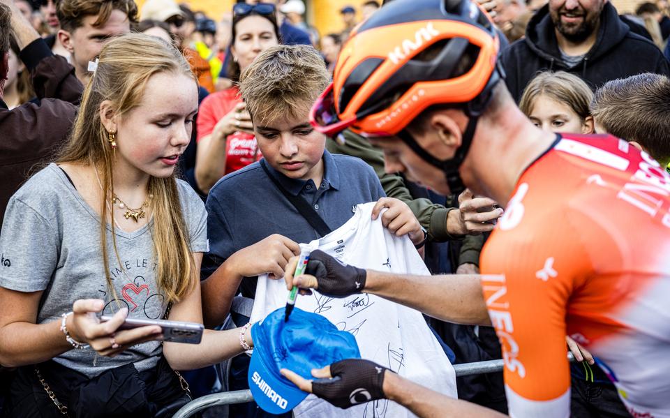 Thymen Arensman deelt handtekeningen uit bij het criterium Daags na de Tour in Boxmeer. 