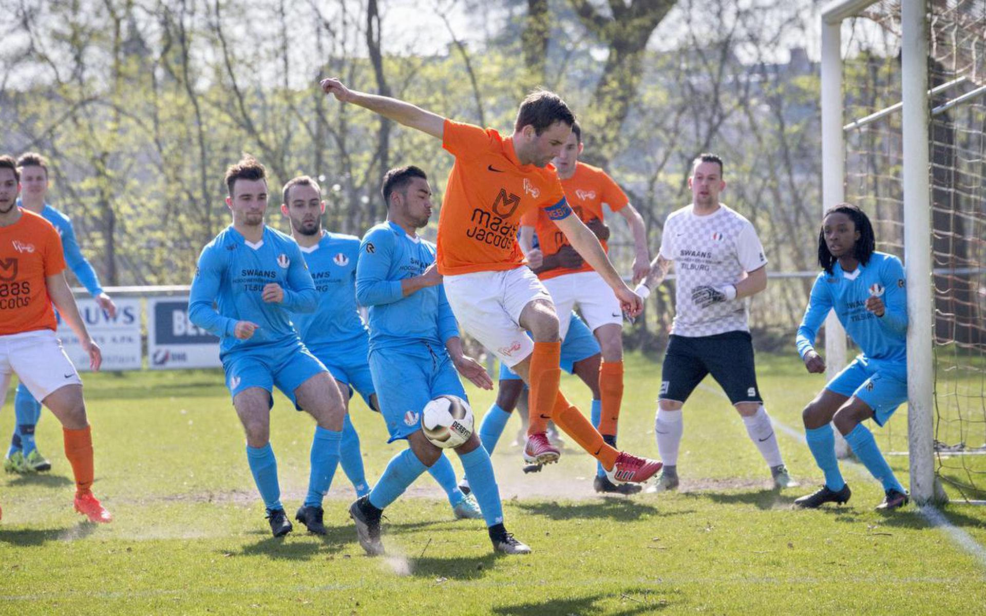 Een voetbalwedstrijd van de amateurs bij RKTVV tegen de Moerse Boys in Zundert.