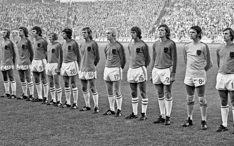 Het Nederlands elftal voorafgaand aan de wedstrijd tegen Argentinië op het WK van 1974, met vanaf links Johan Neeskens, Ruud Krol, Willem van Hanegem, Wim Jansen, Wim Suurbier, Johnny Rep, Wim Rijsbergen, Rob Rensenbrink, Arie Haan, Jan Jongbloed en Johan Cruijff.