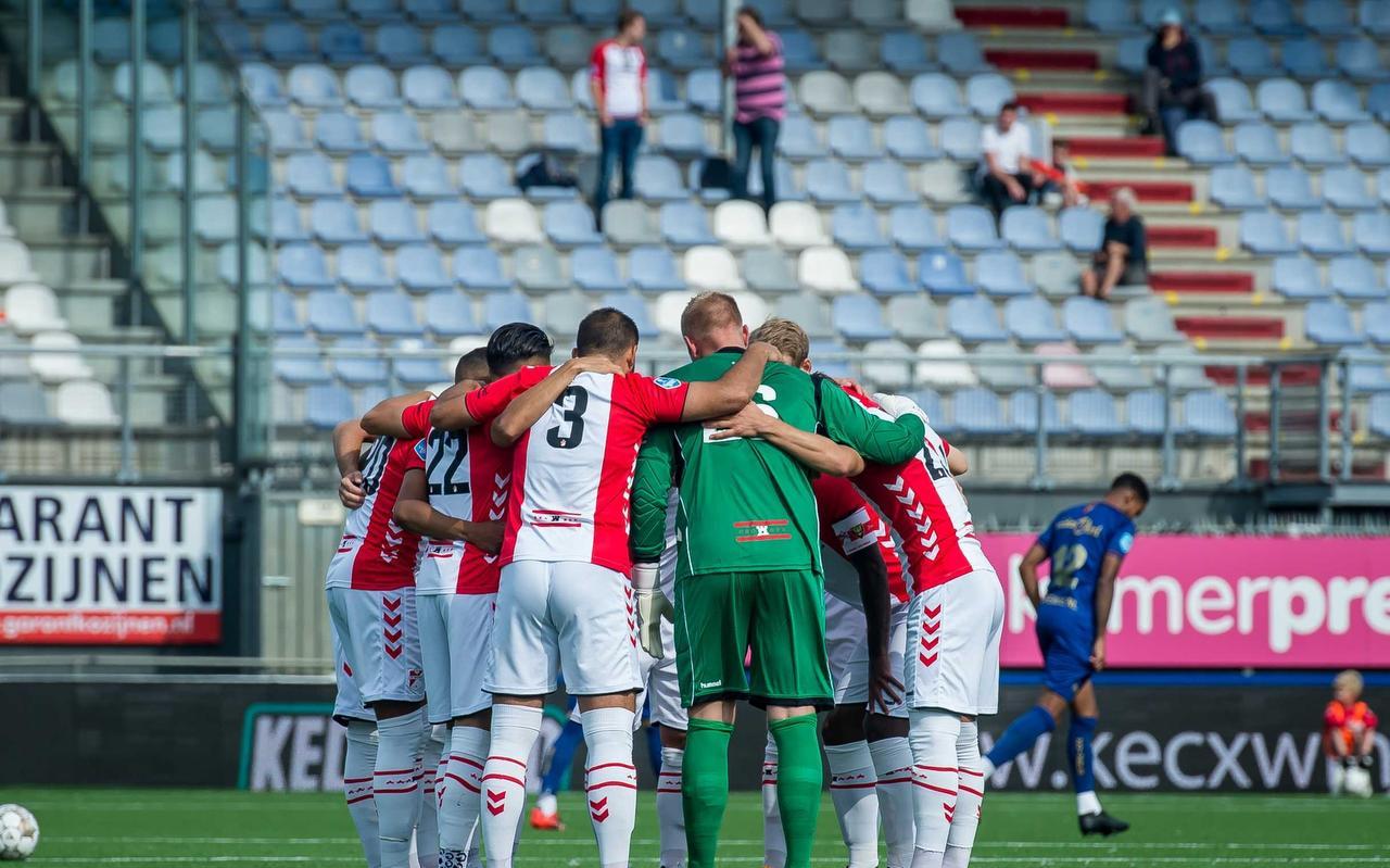 Spelen voor uitgedunde tribunes, zoals hier bij het competitieduel tussen FC Emmen en VVV-Venlo, is veel voetballiefhebbers een doorn in het oog. Spelen voor uitgedunde tribunes, zoals hier bij het competitieduel tussen FC Emmen en VVV-Venlo, is veel voetballiefhebbers een doorn in het oog.