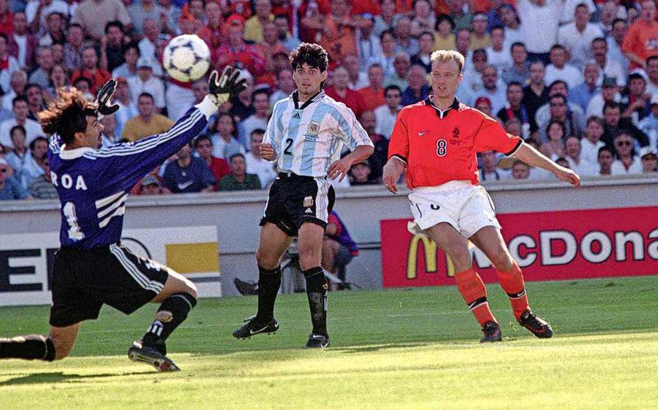 Een van de mooiste WK-doelpunten aller tijden: Dennis Bergkamp schiet Nederland op fenomenale wijze langs Argentinië.