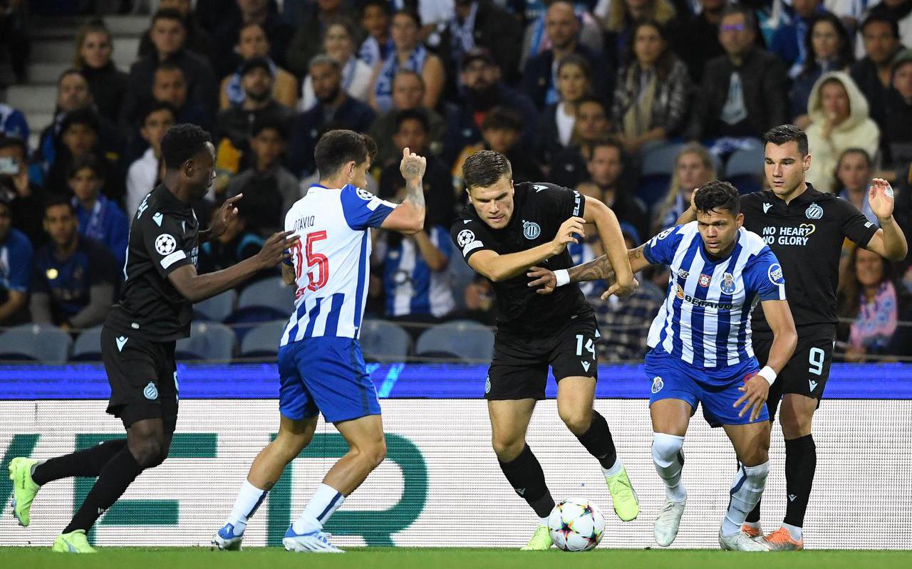 Björn Meijer (midden) wurmt zich tussen twee tegenstanders van FC Porto door in de Champions League.