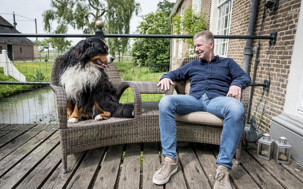 Voorzitter Ronald Lubbers van FC Emmen met zijn Berner Sennenhond Harrie bij de monumentale havezathe in Oosterhesselen. Foto: Geert Job Sevink
