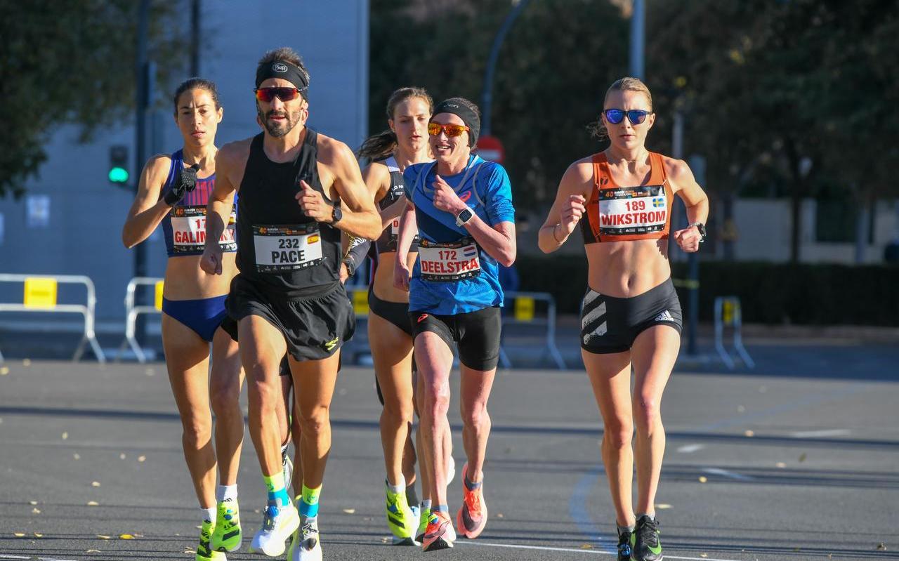 Andrea Deelstra (tweede van rechts) tijdens de marathon in Valencia. Andrea Deelstra (tweede van rechts) tijdens de marathon in Valencia.