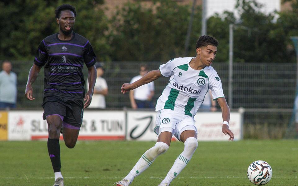 Younes Taha in actie tegen Beerschot op de Zeeuwse eilanden waar FC Groningen afgelopen weekend vertoefde.