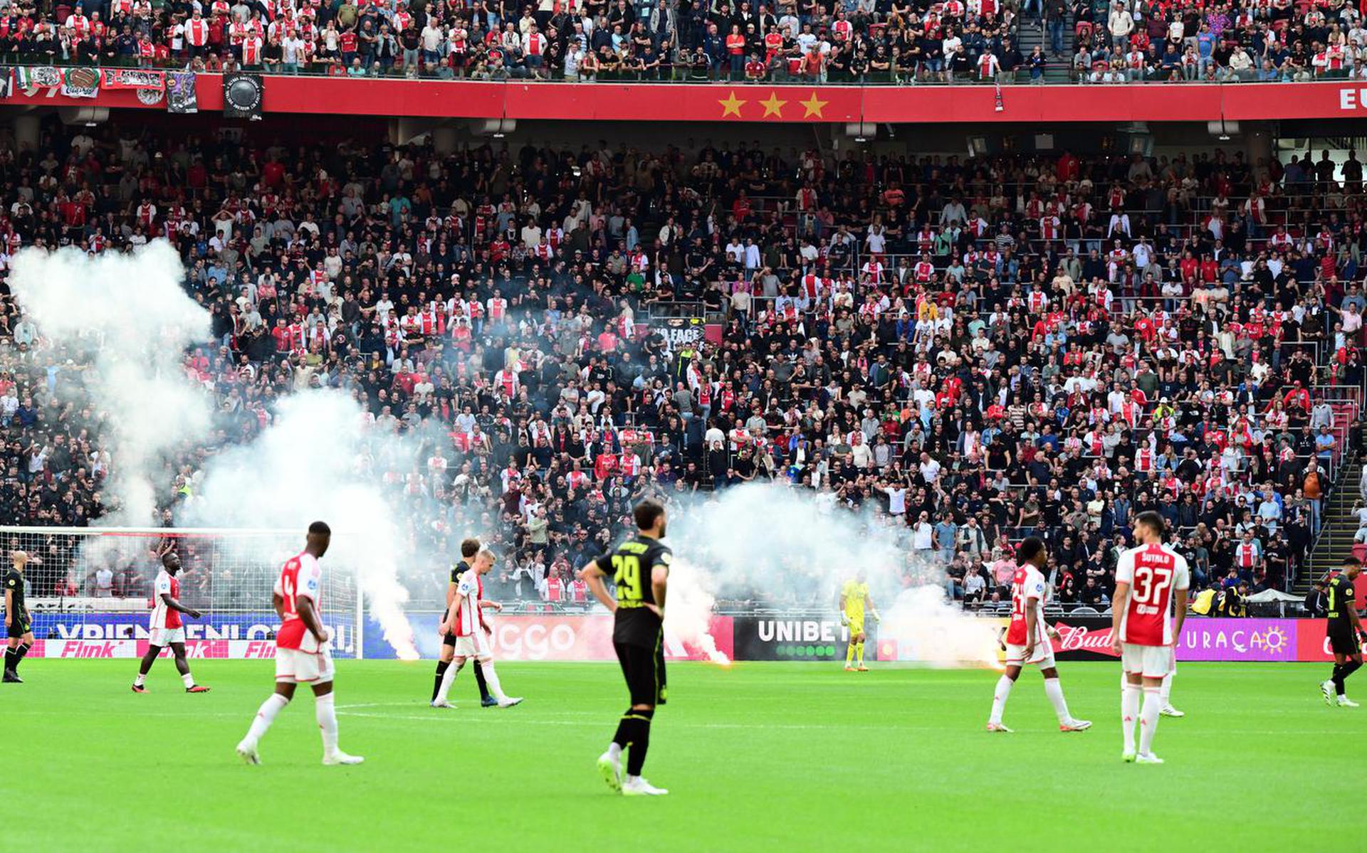 Ajax – Feyenoord stoppte aufgrund eines Feuerwerks auf dem Spielfeld schließlich mit 0:3.  ME greift außerhalb der Arena ein