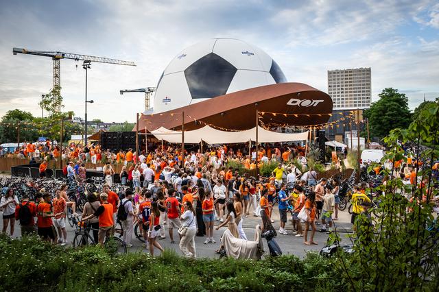 DOT kleurt oranje; finale-achtige sfeer bij Nederlands Elftal kijken in Groningen. ‘Laten we hopen d
